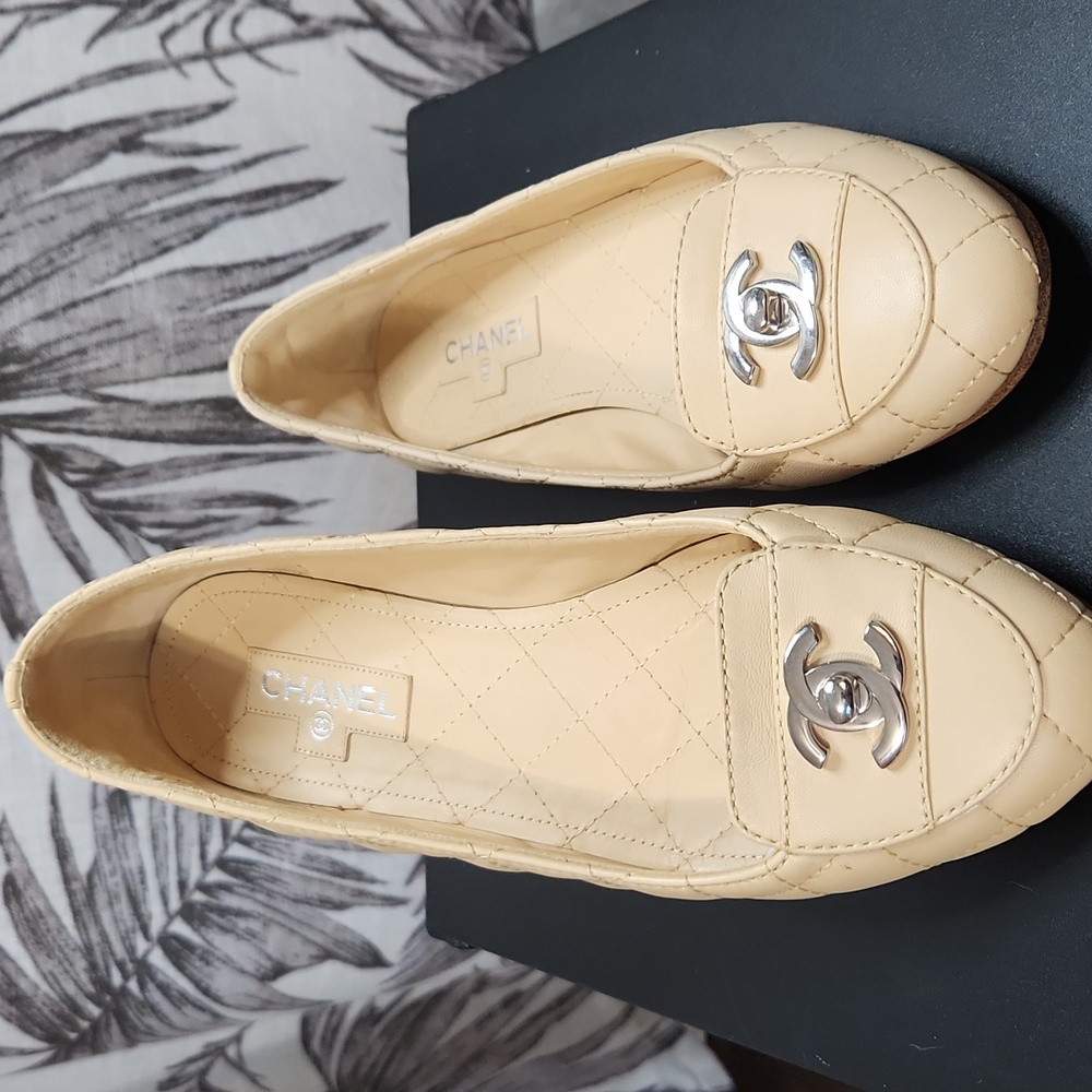 CHANEL Beige Quilted Lamb Skin Flats with Silver Accent Turn Lock CC Size 37 EU